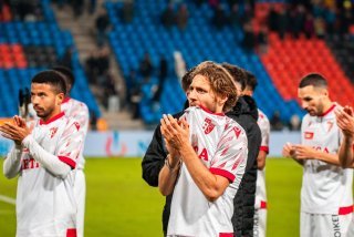 Numa Lavanchy (au centre) et ses coéquipiers remercient les supporters présents au Parc St-Jacques lors du match de Coupe